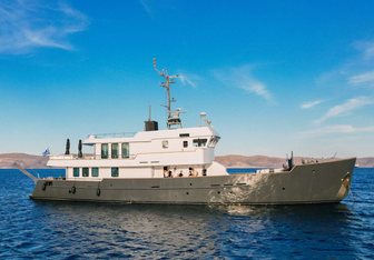 Gemaya Yacht Charter in Santorini