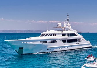 Oasis Yacht Charter in Santorini